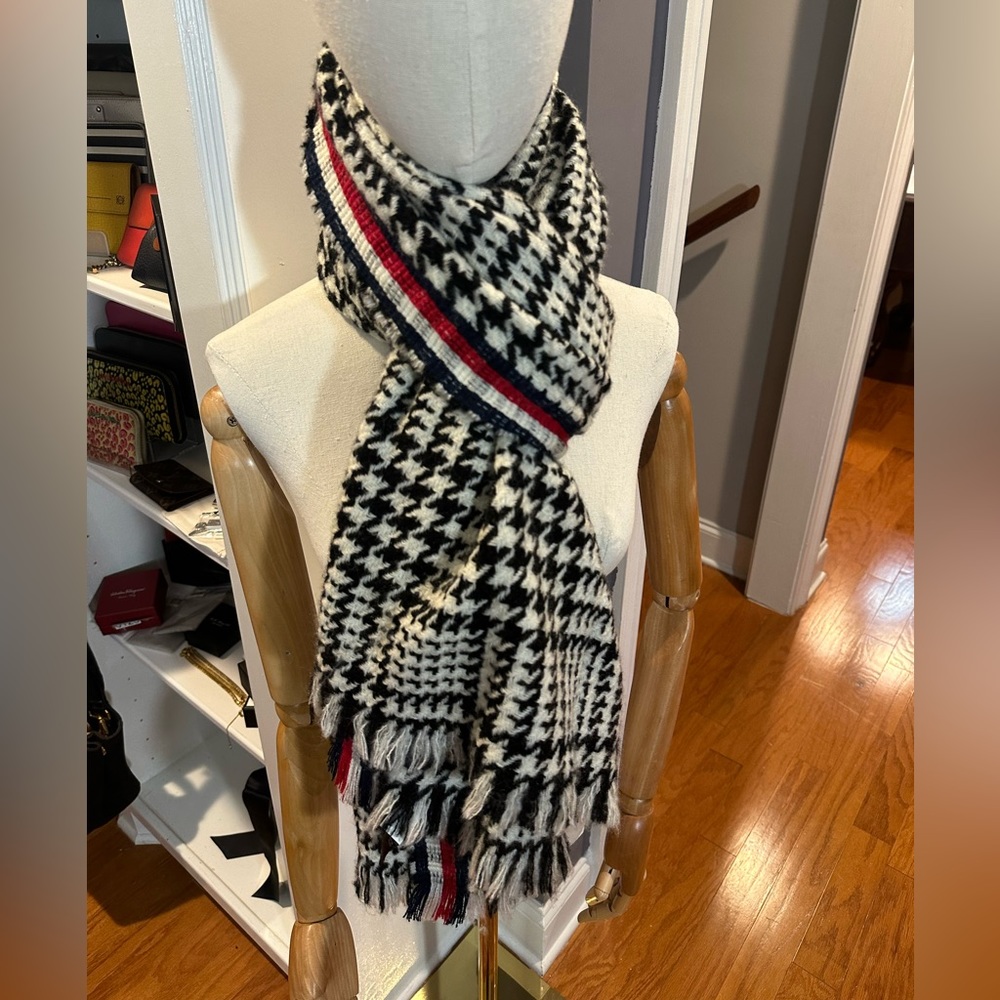 EUC Tommy Hilfiger houndstooth pattern large scarf UNISEX